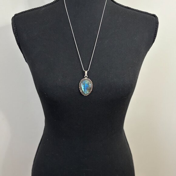 Labradorite Pendant Necklace - Picture 4 of 5